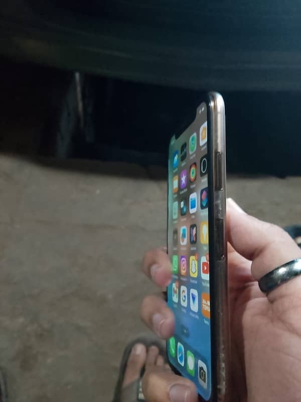 iPhone XS golden colour 4