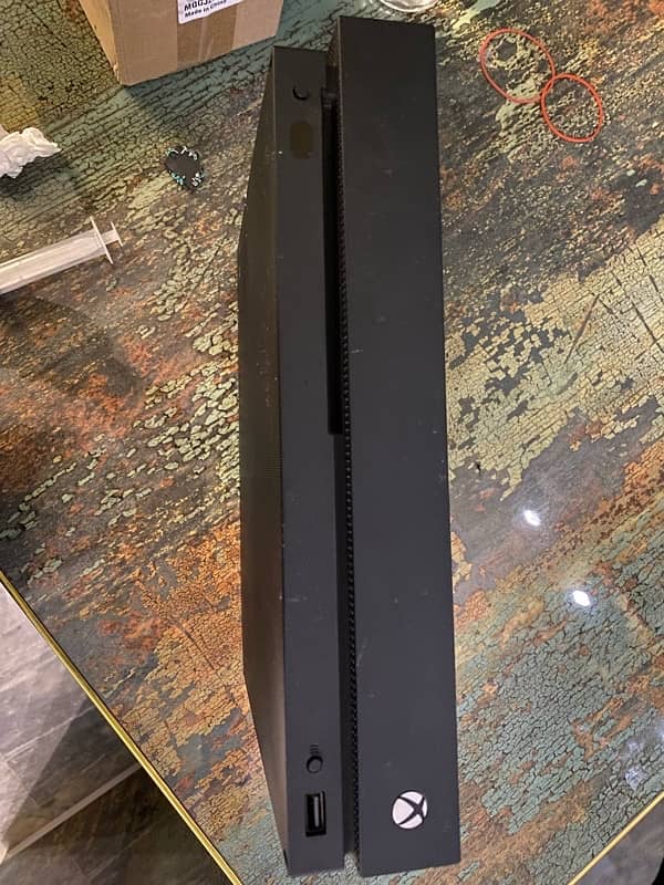 Xbox One X 1tb with xbox series x Controller 2