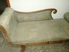 Victoriana Dewan with 2 cushions