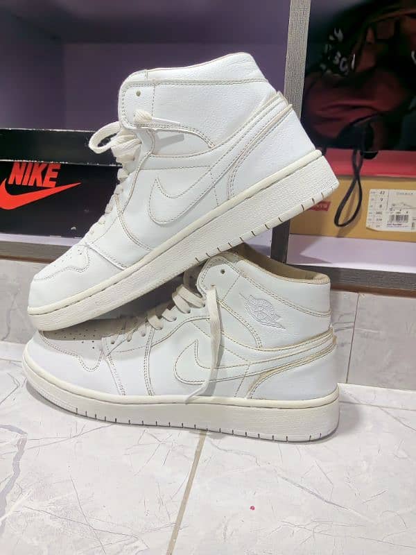 Nike Jordan 1 mid triple white 0