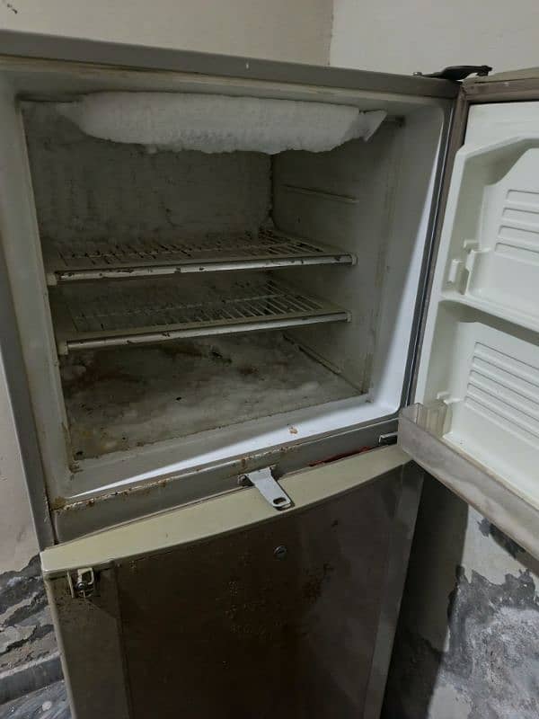 Dawlance Fridge Medium size 3