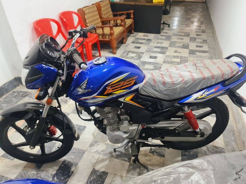 CB125F 2025 1