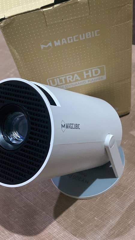 MAGCUBIC Smart projector HY300 pro 1