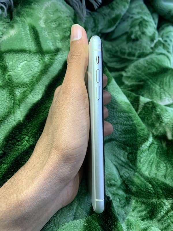 I phone 11 white colour 10/10 condition non pta 5