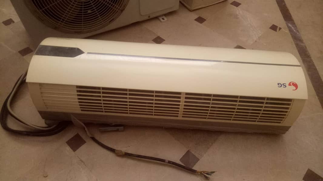 SPLIT AC 1 TON SLIGHTLY USED 1