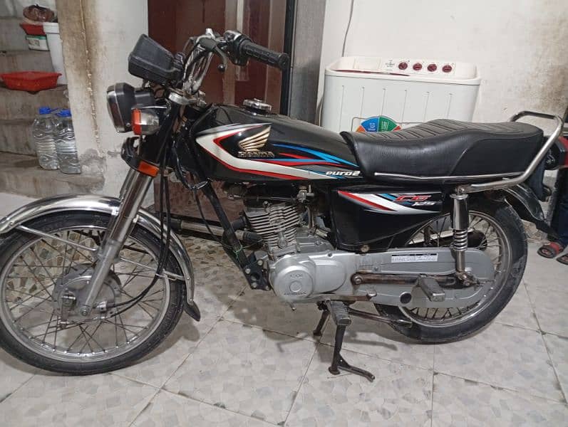 Honda CG 125 2015 MODEL FOR SALE IN GOOD CONDITION 0