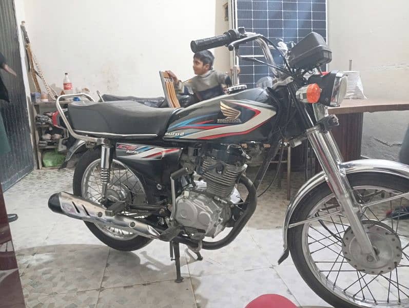 Honda CG 125 2015 MODEL FOR SALE IN GOOD CONDITION 2