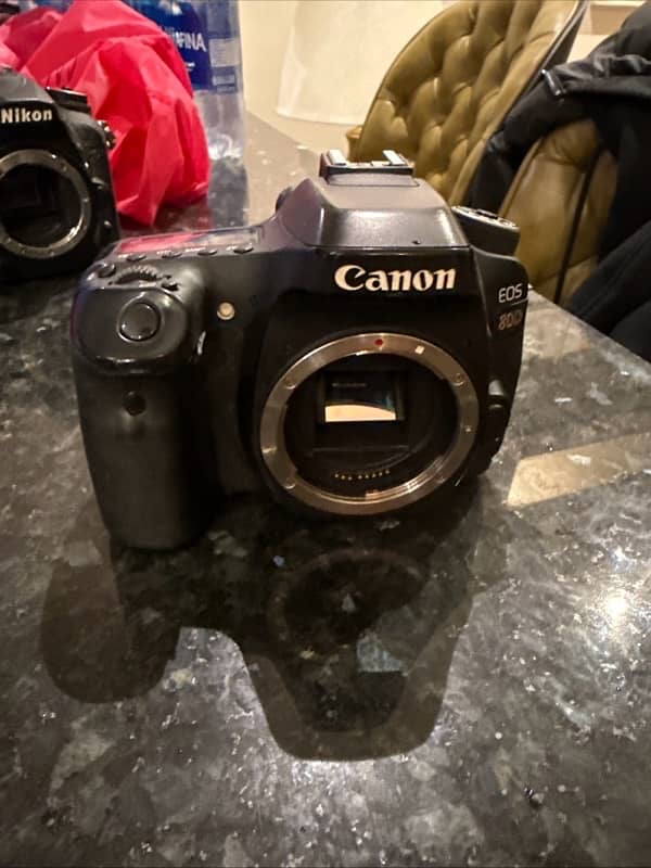 Canon EOS 80D body only 6