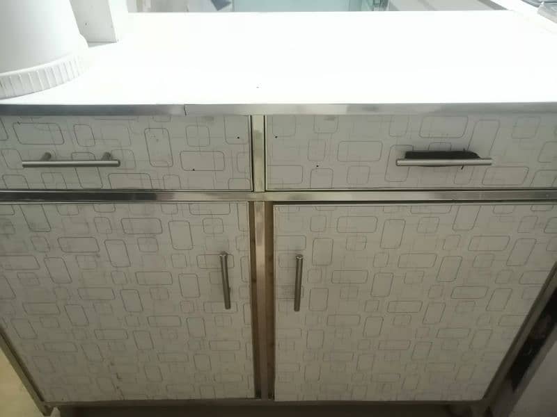 urgent Sale counter with 2 draws and 2 doors need for Money 0