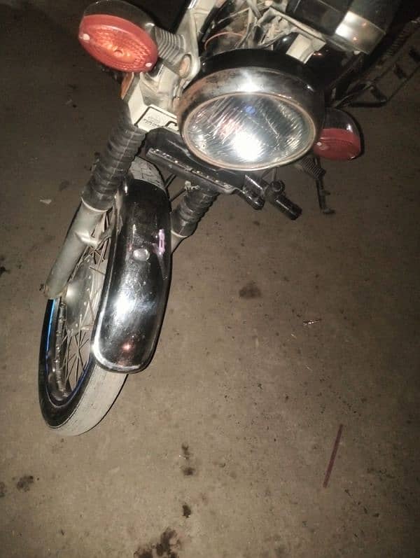 chalne me bht smooth hai bike full ok hai bike 3