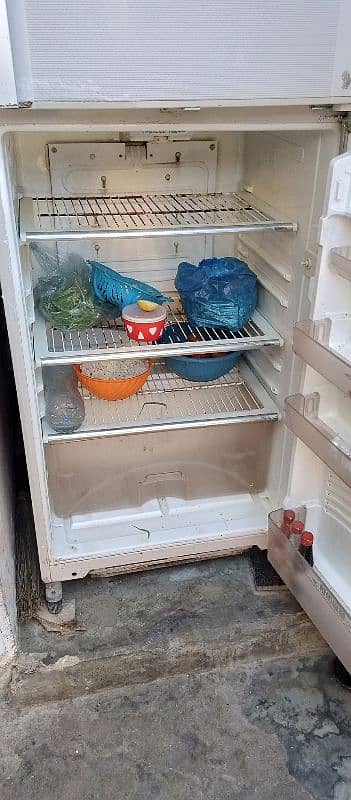 good condition full size frige 03113862650 he number PS Santa kare 4