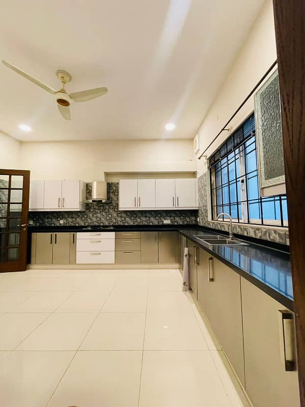 F-11/2: MARGALLA ROAD, 666 Yards MAGNIFICENT CORNER HOUSE, MODERN ARCHITECTURAL, TRIPLE STOREY, 9 Bedrooms, SUPERB/STRIKING LOCATION, Rent is Rs. 1200000/- Final, 28