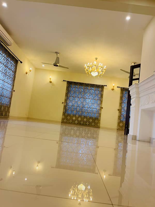 F-11/2: MARGALLA ROAD, 666 Yards MAGNIFICENT CORNER HOUSE, MODERN ARCHITECTURAL, TRIPLE STOREY, 9 Bedrooms, SUPERB/STRIKING LOCATION, Rent is Rs. 1200000/- Final, 39