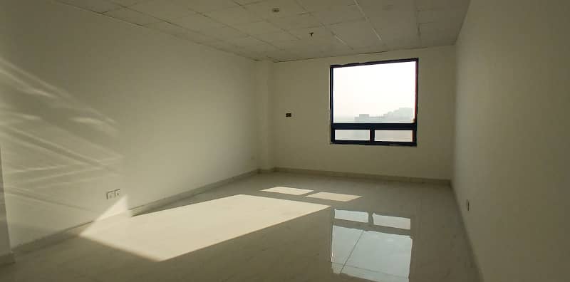 Brand New 422 Square Feet Office Spaces for Rent in Gulberg Ideal Location for Your Business! 3