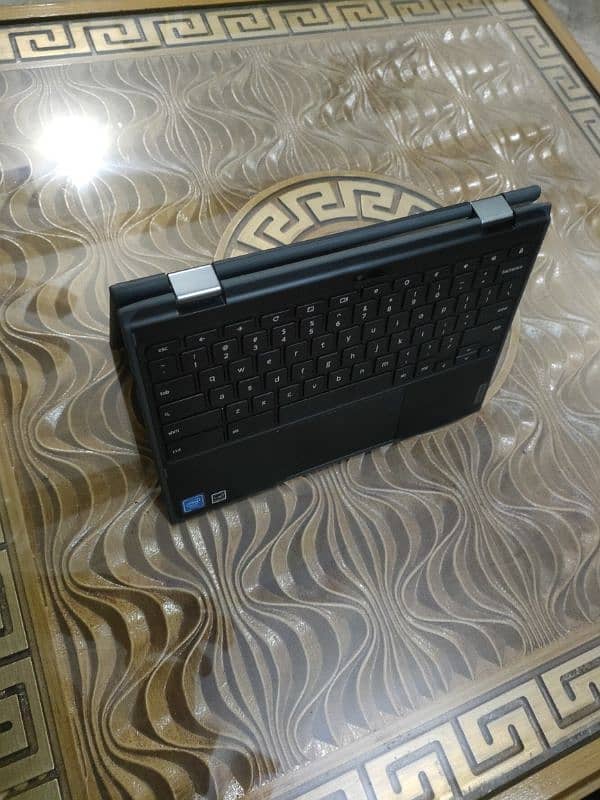 Lenovo Yoga 300e chrome book 5