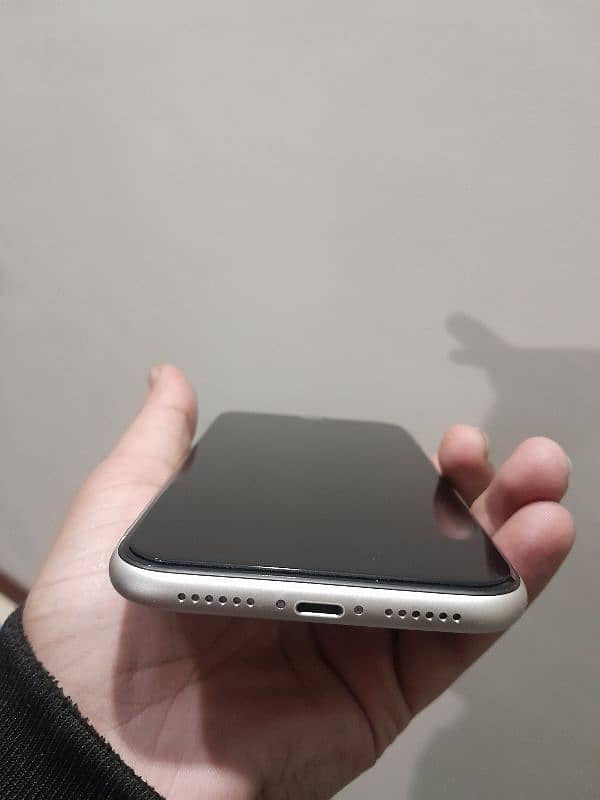 Iphone 11 pta approved 10/10 condition 6