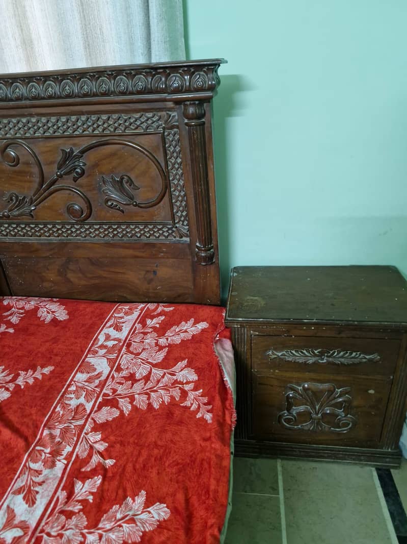 sheesham wood bed set in all ok condition 2