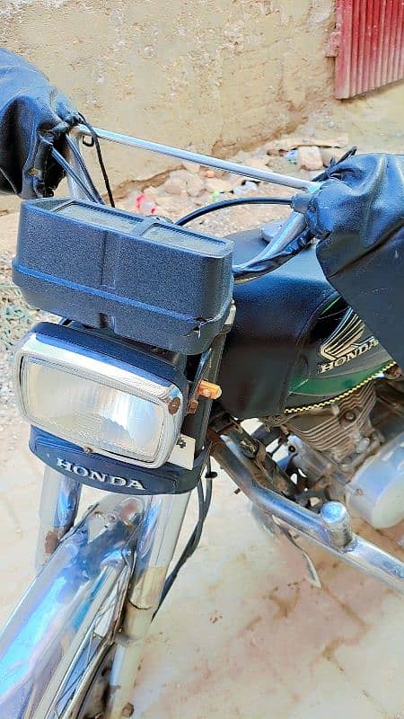 Honda 125 blac colour for sale in good condition. . (urgent ) 3