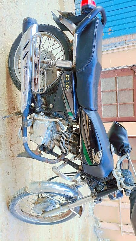 Honda 125 blac colour for sale in good condition. . (urgent ) 6