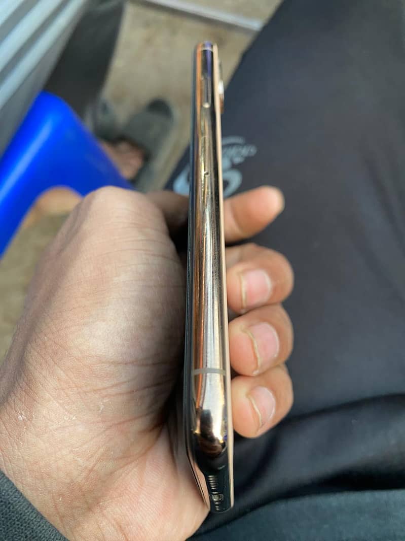 Apple iPhone Xs 2