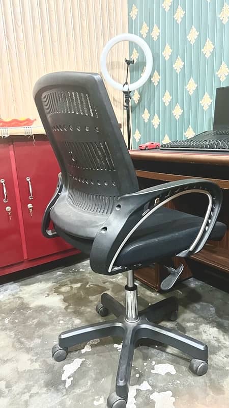 Boss B-514 Relax Back Revolving Chair 0