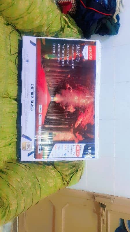 Samsung LCD Android 44" for sale 3