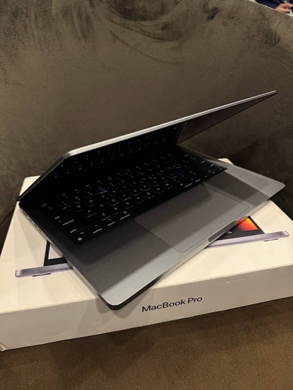 Macbook Pro M1 pro 14 inch MKGP3LL/A 3