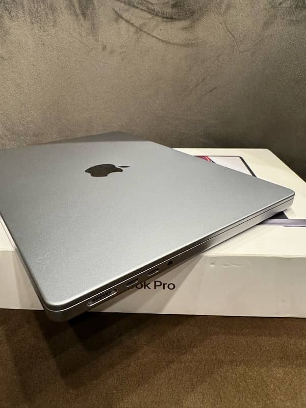 Macbook Pro M1 pro 14 inch MKGP3LL/A 5