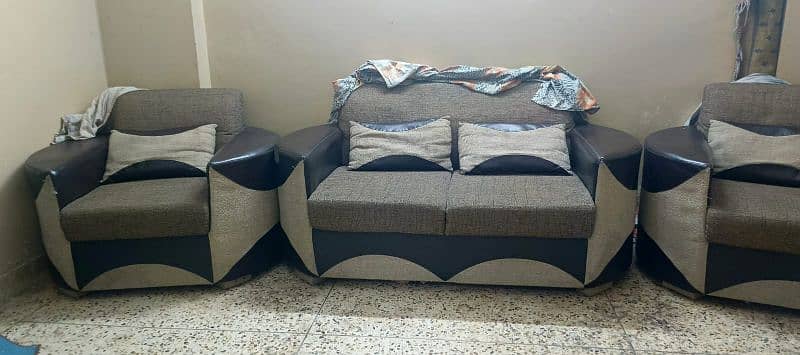 4 seater sofa for sell urgent 0