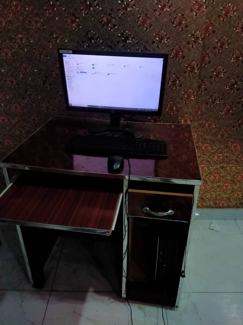 Desktop PC with big HP screen 1