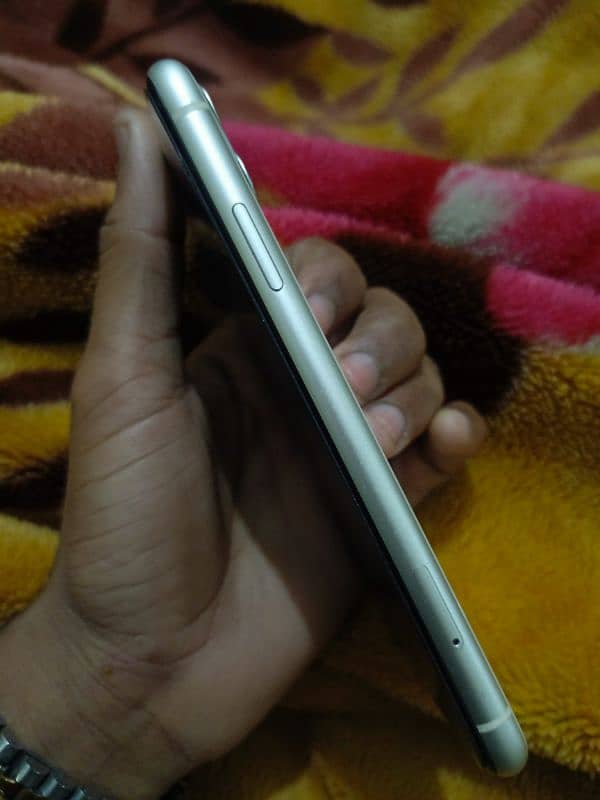 iPhone 11 64GB White Non PTA 3