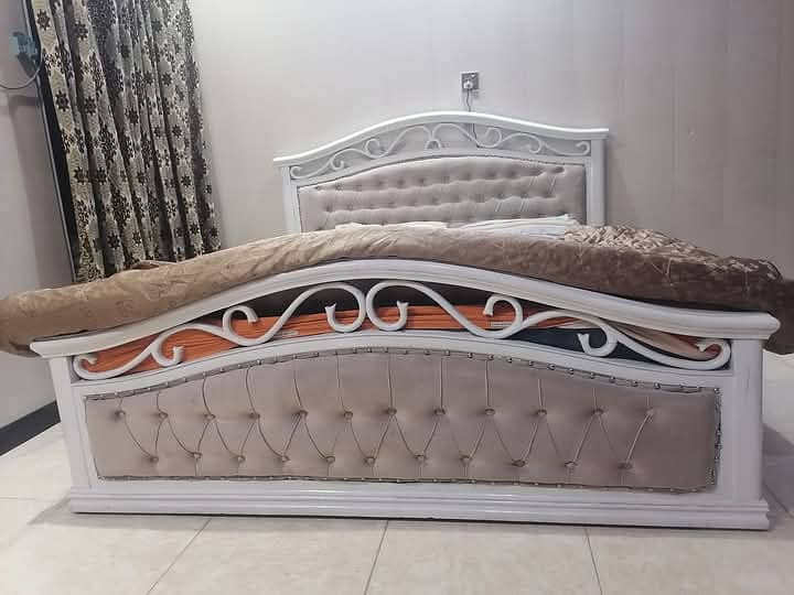 New poshish white wooden bed 0