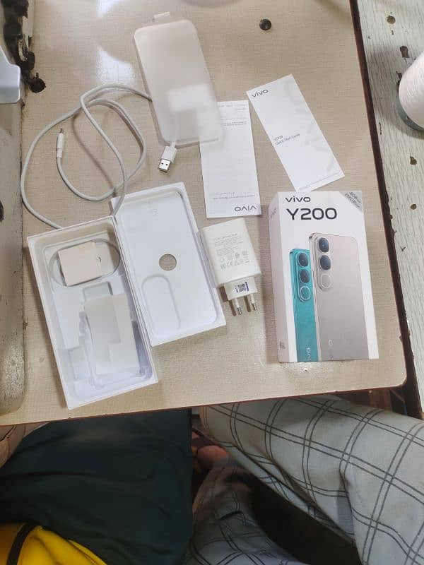 vivo y200 (8+8) 256 gb condition New 10 days open box 10/10 1