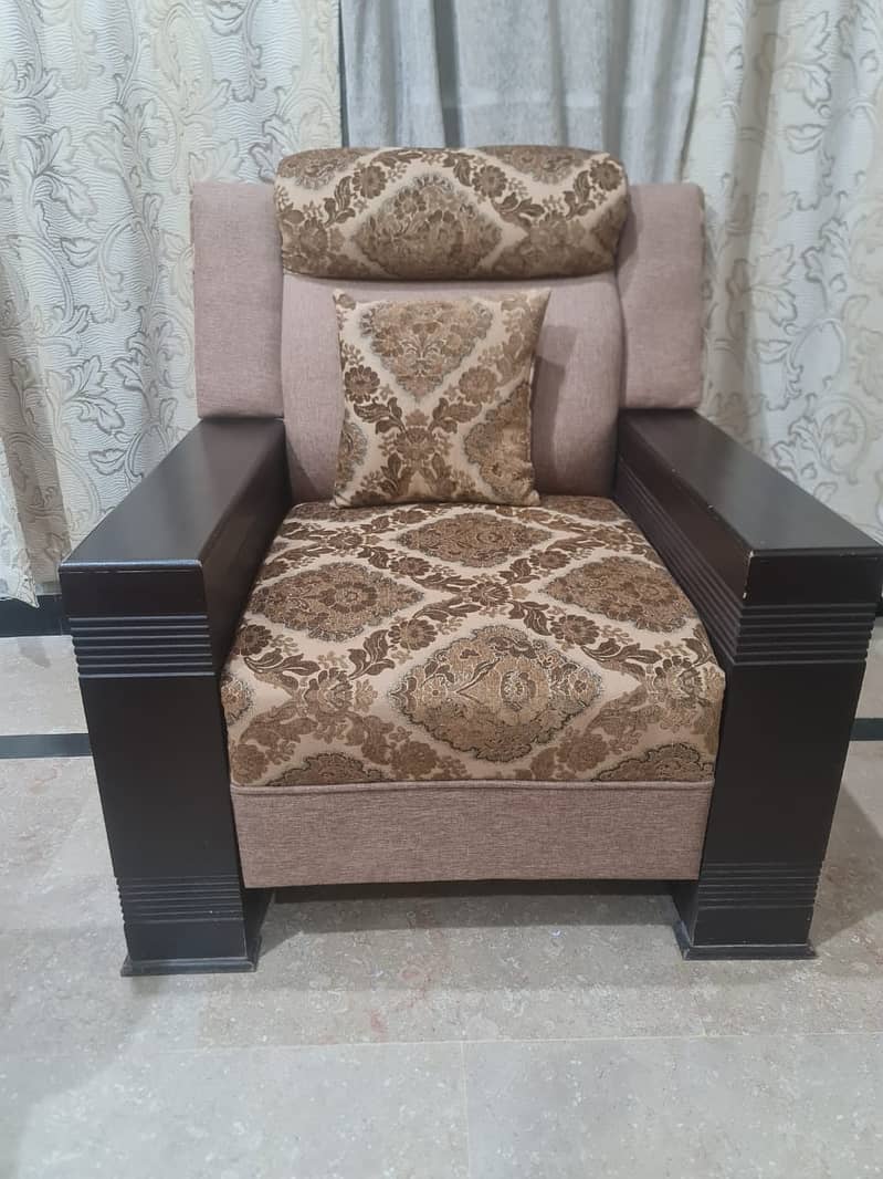 7 seater sofa in good condition 1