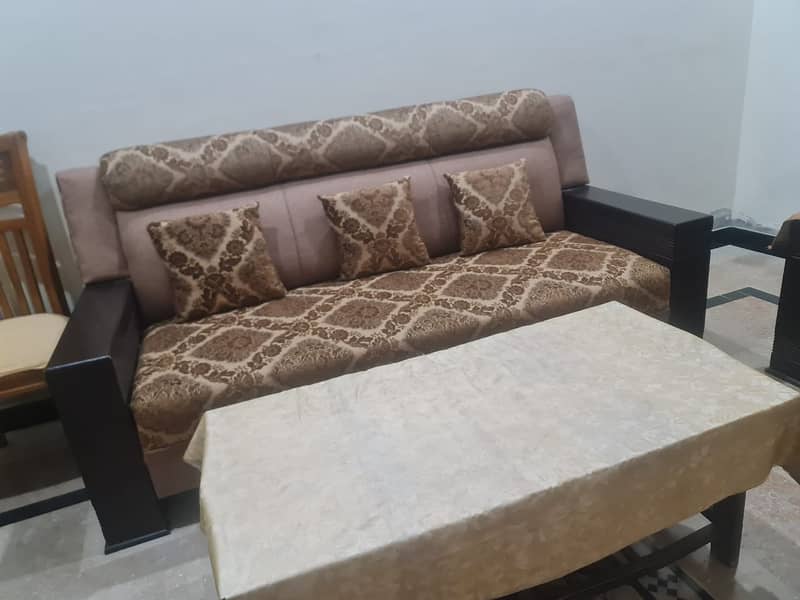 7 seater sofa in good condition 4