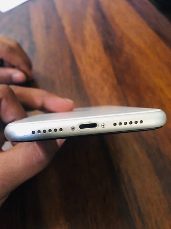 iphone 11 64gb jv white color bettry health 80% 8