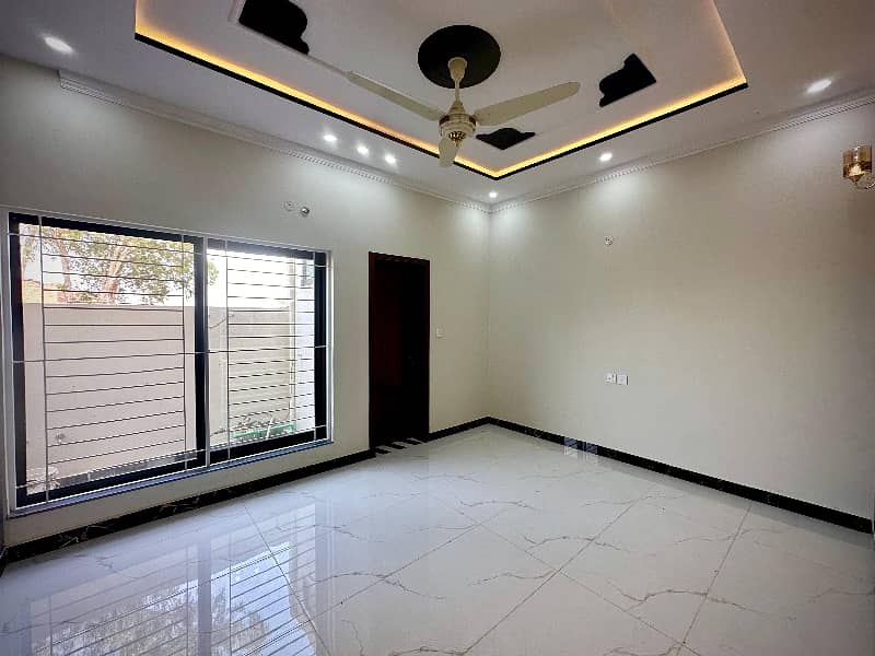 Central Park AA Block 5 Marla Most Beautiful Modern Design House Available For Sale Prime Location Near Tooo Park And Masjid. . 9