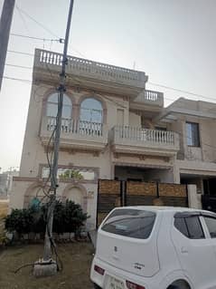 E Block 5 Marla Use House Available For Sale Facing Park Owner Bulid Prime Location Reasonable Price. . .