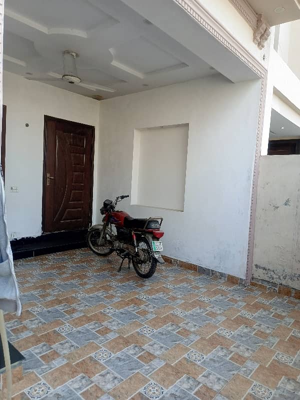 E Block 5 Marla Use House Available For Sale Facing Park Owner Bulid Prime Location Reasonable Price. . . 2