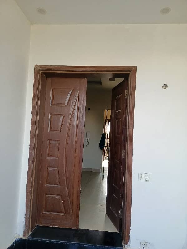 E Block 5 Marla Use House Available For Sale Facing Park Owner Bulid Prime Location Reasonable Price. . . 5