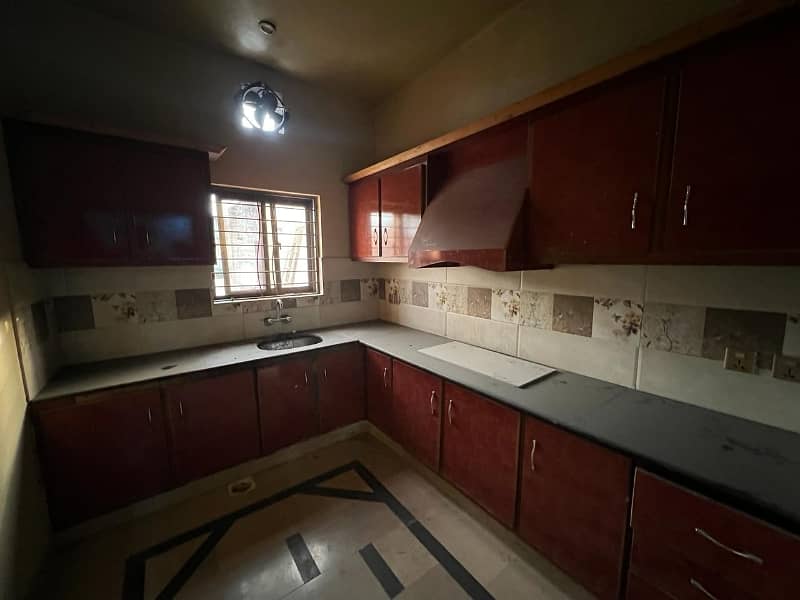 Central Park A Block 10 Marla Slightly Use House For Sale Prime Location Near Tooo Park And Masjid Gas Meter Install. . 3