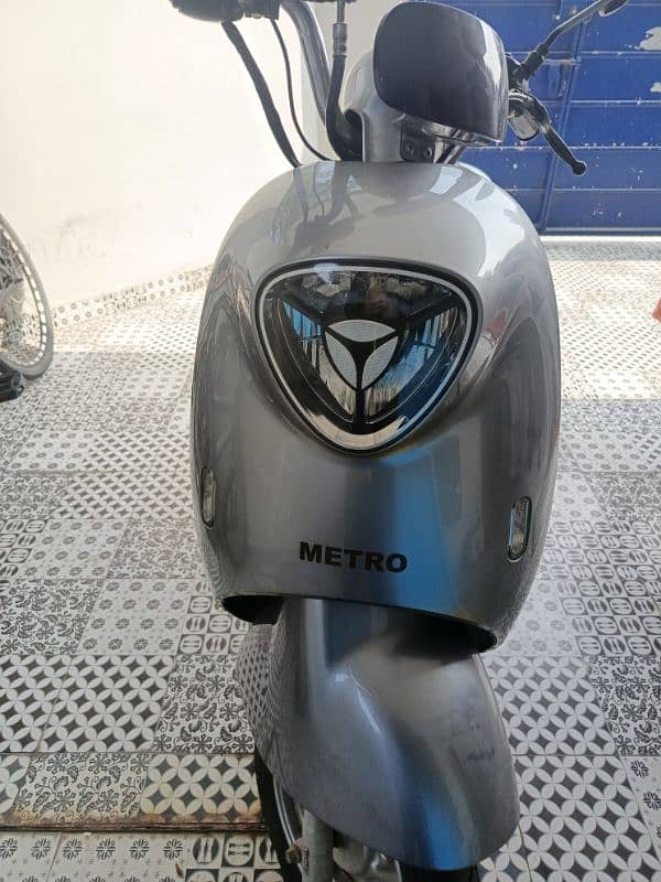 Yadea Metro M6 electric scooter 0