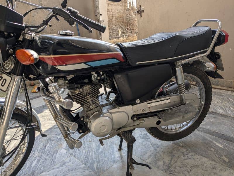 Honda 125 ,just 19000 driven , all genuine 1