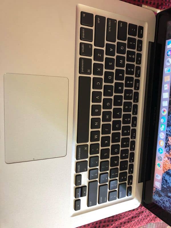 Mac Book pro apple 756 gb total space 2