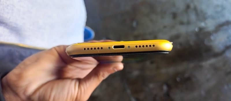 Iphone XR 10/10 condition 100 battery health with original Battery 7