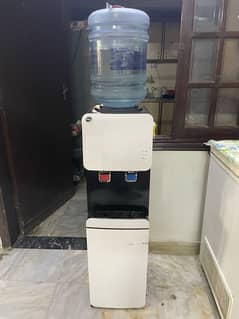 Pel water dispenser