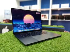 Macbook Pro M3 Pro 16 inch 36/512 Space Black 10/10 condition