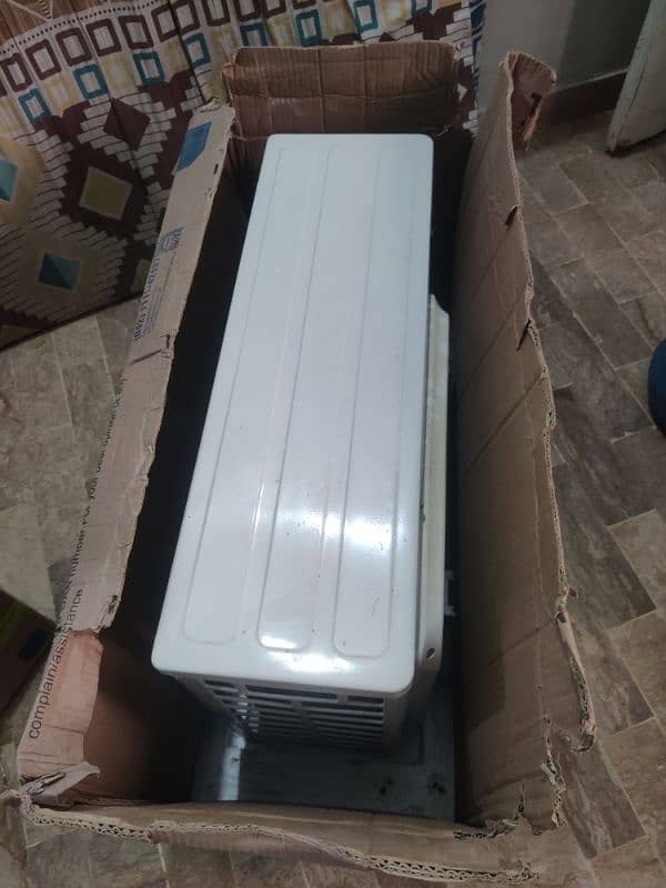 Split Ac non inverter 1 month  used Haier company 1