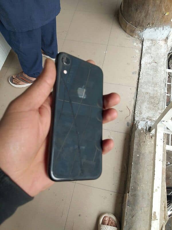 I am selling iPhone Xr 64gb 3