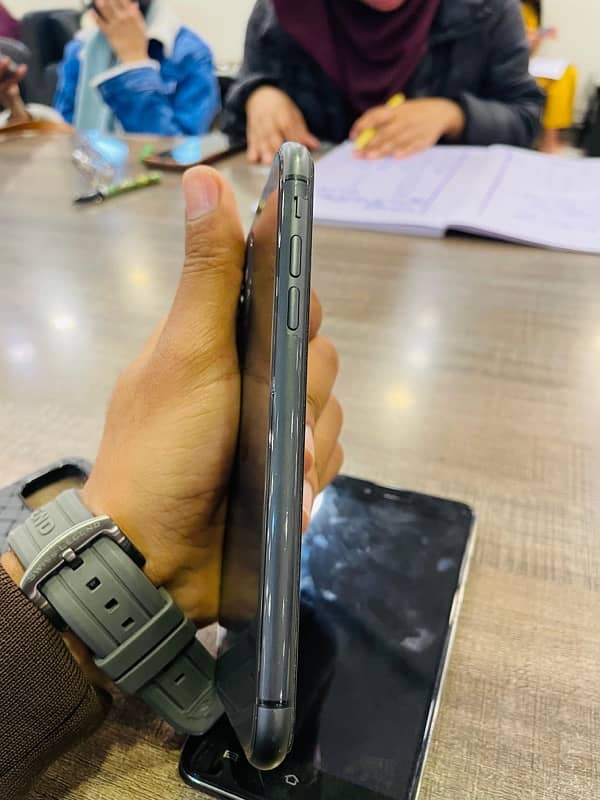 Iphone 11 and Vivo Y57 6